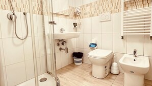 Classic Triple Room | Bathroom | Shower, rainfall showerhead, free toiletries, hair dryer - Hotel Dream Hub (Mestre)