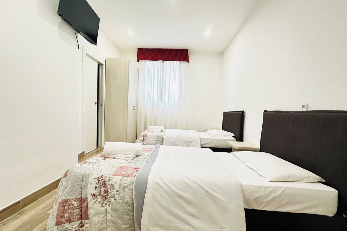 Classic Twin Room | Down comforters, pillowtop beds, desk, laptop workspace