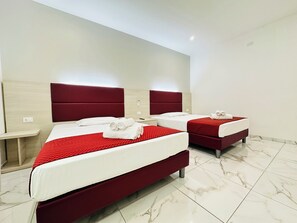 Chambre quadruple classique | Couette en duvet, lit avec matelas à plateau-coussin, ameublement unique