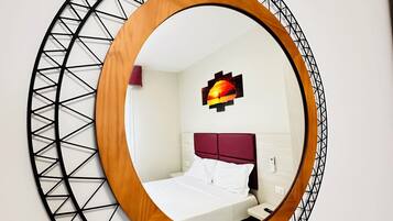 Deluxe-dobbeltværelse | Dundyner, senge med topmadrasser, individuel indretning, skrivebord