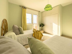 4 habitaciones, tabla de planchar con plancha y cuna de viaje 