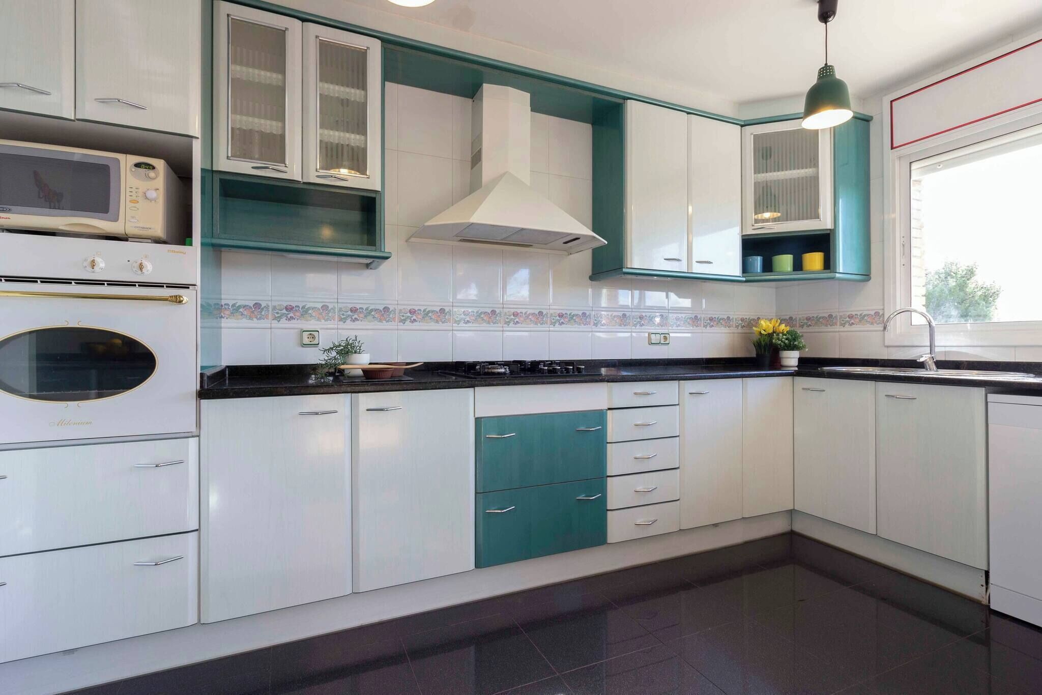 Een koelkast, een magnetron, een oven, een kookplaat