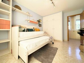 4 bedrooms, iron/ironing board, free WiFi, bed sheets