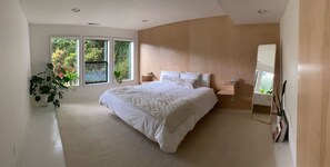 4 bedrooms, desk, iron/ironing board, travel cot