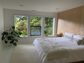 4 chambres, bureau, fer et planche à repasser, lit parapluie