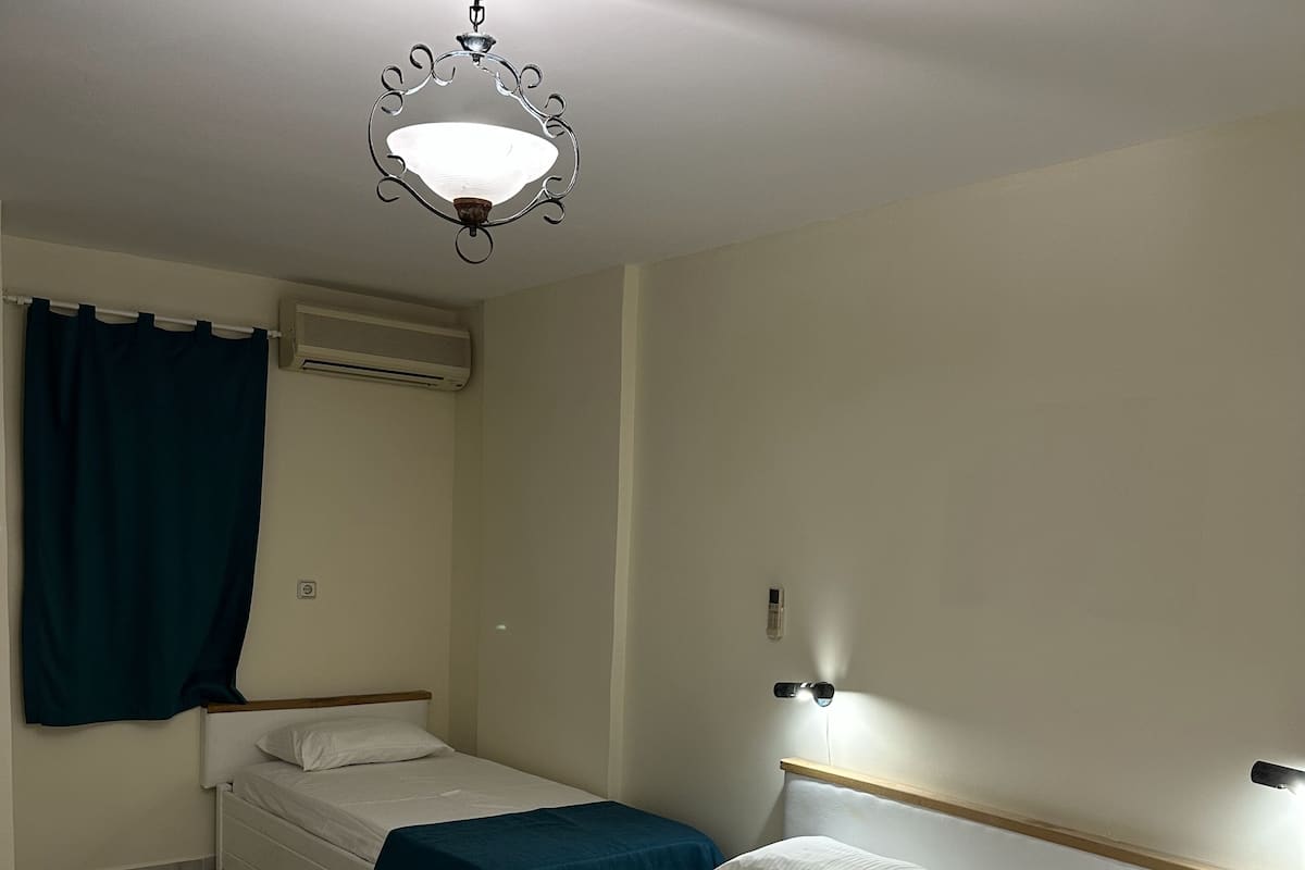 Standard Triple Room | Desk, soundproofing, free WiFi, bed sheets