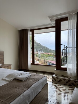 Escritorio, insonorización, wifi gratis y ropa de cama