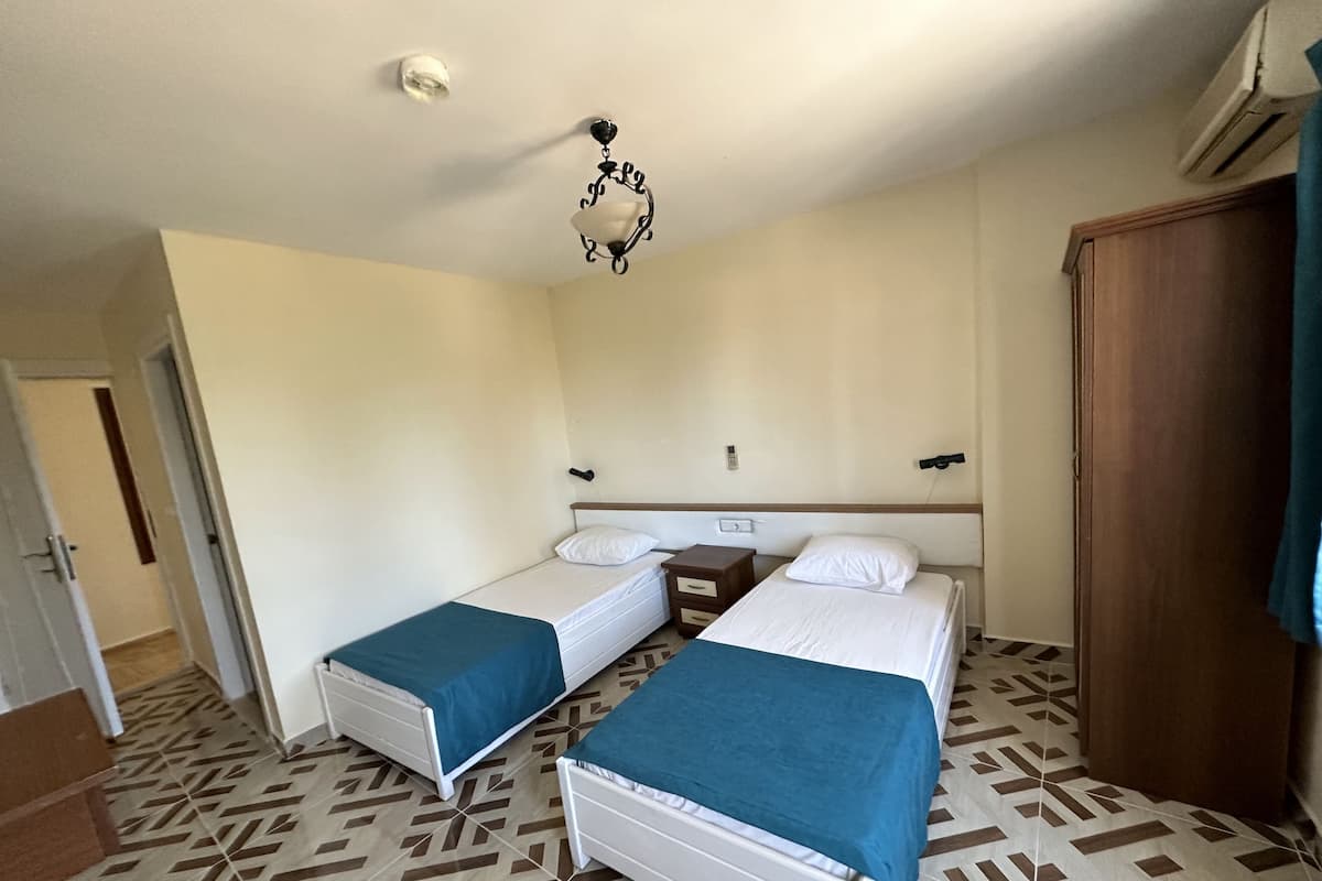 Standard Twin Room | Desk, soundproofing, free WiFi, bed sheets