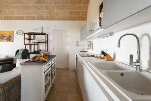Frigorifero, forno, piano cottura, lavastoviglie