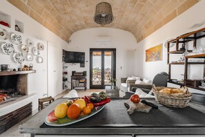 TV, fireplace - Gorgeous villa with pool 5 minutes from the beaches! (Castrignano del Capo)