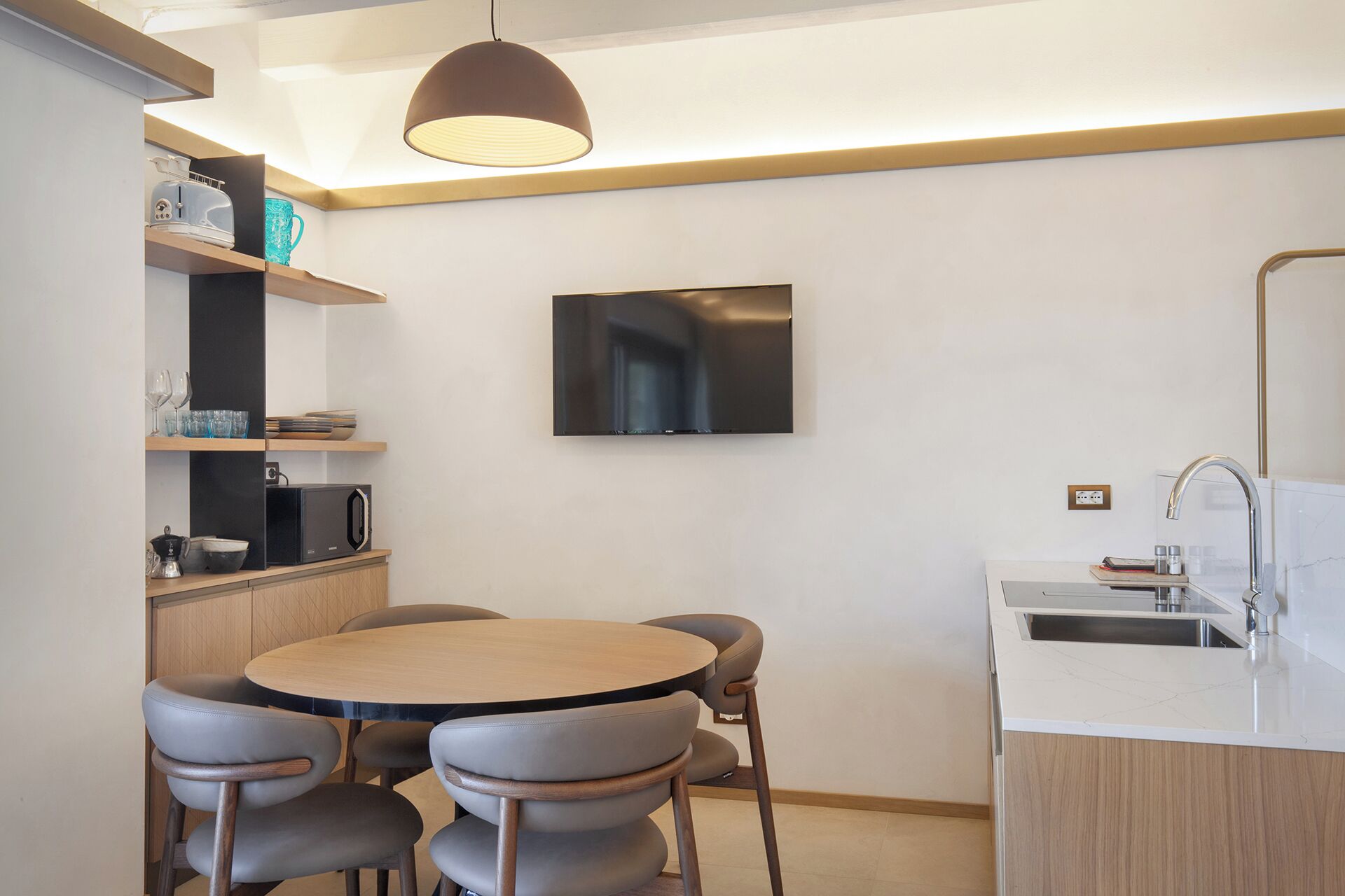 Cafetière/bouilloire, réfrigérateur, micro-ondes, plaque de cuisson