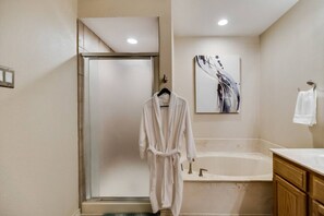 Hair dryer, towels, soap, shampoo - Updated 4 Bedroom Home Pool, Sleeps 8 Wifi Garage (Carrollton)