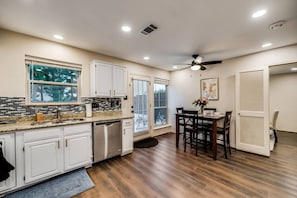 Kjøleskap, mikrobølgeovn, ovn og kokeplater