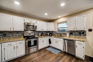 Fridge, microwave, oven, stovetop - Updated 4 Bedroom Home Pool, Sleeps 8 Wifi Garage (Carrollton)