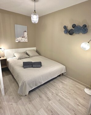 1 室のベッドルーム、アイロン / アイロン台、WiFi (無料)、ベッドシーツ