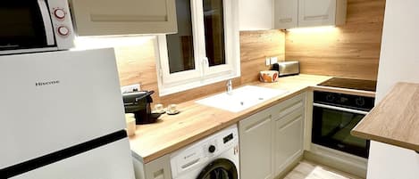 Kühlschrank, Mikrowelle, Ofen, Herdplatte