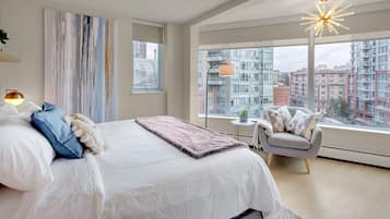 1 quarto, escrivaninha, ferros/tábuas de passar roupa, berço de viagem