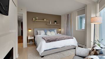 1 slaapkamer, een bureau, een strijkplank/strijkijzer, reisbedje