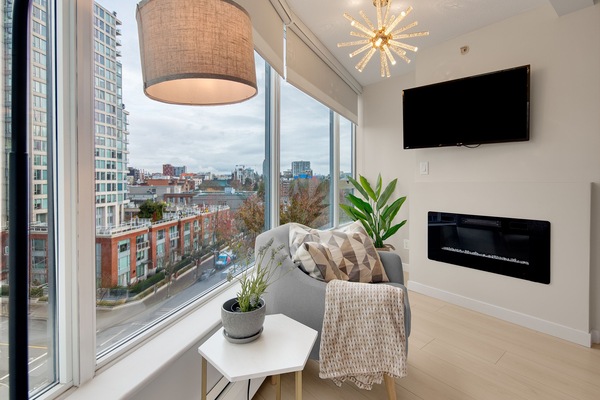 Una Smart TV, una chimenea, libros