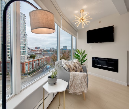Smart TV, fireplace, books. King Bed Apartment w/ Pool, Sauna, Gym, & Free Parking ❤ The Urban Oasis