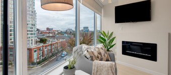 King Bed Apartment w/ Pool, Sauna, Gym,  & Free Parking ❤ The Urban Oasis 