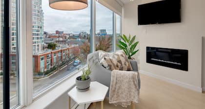 King Bed Apartment w/ Pool, Sauna, Gym, & Free Parking ❤ The Urban Oasis