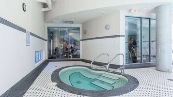 Een binnenzwembad en een verwarmd zwembad