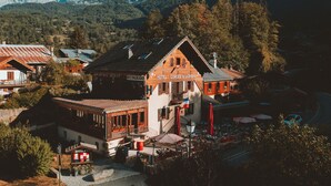 Een hotel met restaurant, terras en uitzicht op de omgeving.