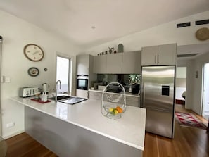Refrigerador, microondas, horno y parrilla de estufa