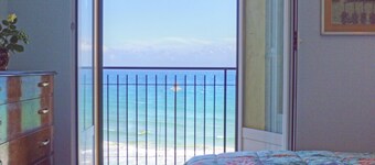 Apartment in villa, sea front, sleeps 6 double services