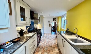 Geladeira, micro-ondas, lava-louças