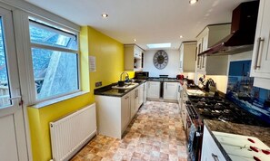 Geladeira, micro-ondas, lava-louças