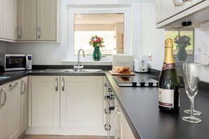Fridge, microwave, oven, dishwasher - Sandpiper 3 - The Cove (The Cove)