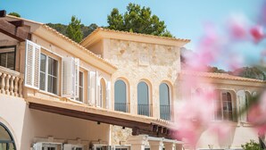 Un edificio storico con finestre ad arco e facciata in pietra.