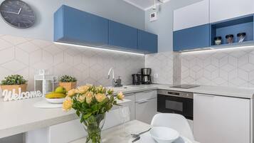 Réfrigérateur, micro-ondes, plaque de cuisson, lave-vaisselle