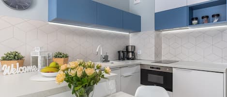 Refrigerador, microondas, placa de cocina, lavavajillas