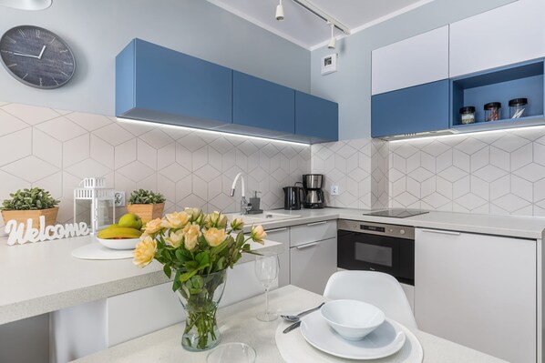 Frigorífico, microondas, placa de cocina y lavavajillas