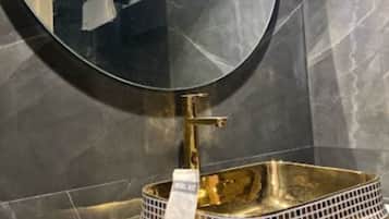 Habitación superior | Baño | Ducha, cabezal de ducha tipo lluvia, toallas y jabón