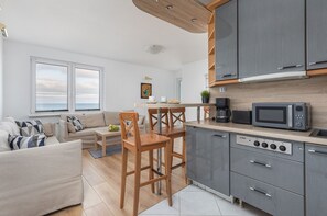 Microwave, coffee/tea maker, electric kettle, toaster - Beachfront Apartment by Renters (Miedzyzdroje)