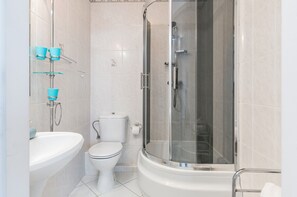 Apartment, 1 Bedroom, Balcony, Sea View | Bathroom | Shower, towels - Beachfront Apartment by Renters (Miedzyzdroje)