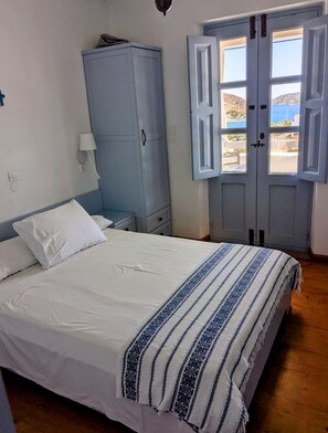 5 bedrooms, iron/ironing board, free WiFi, bed sheets