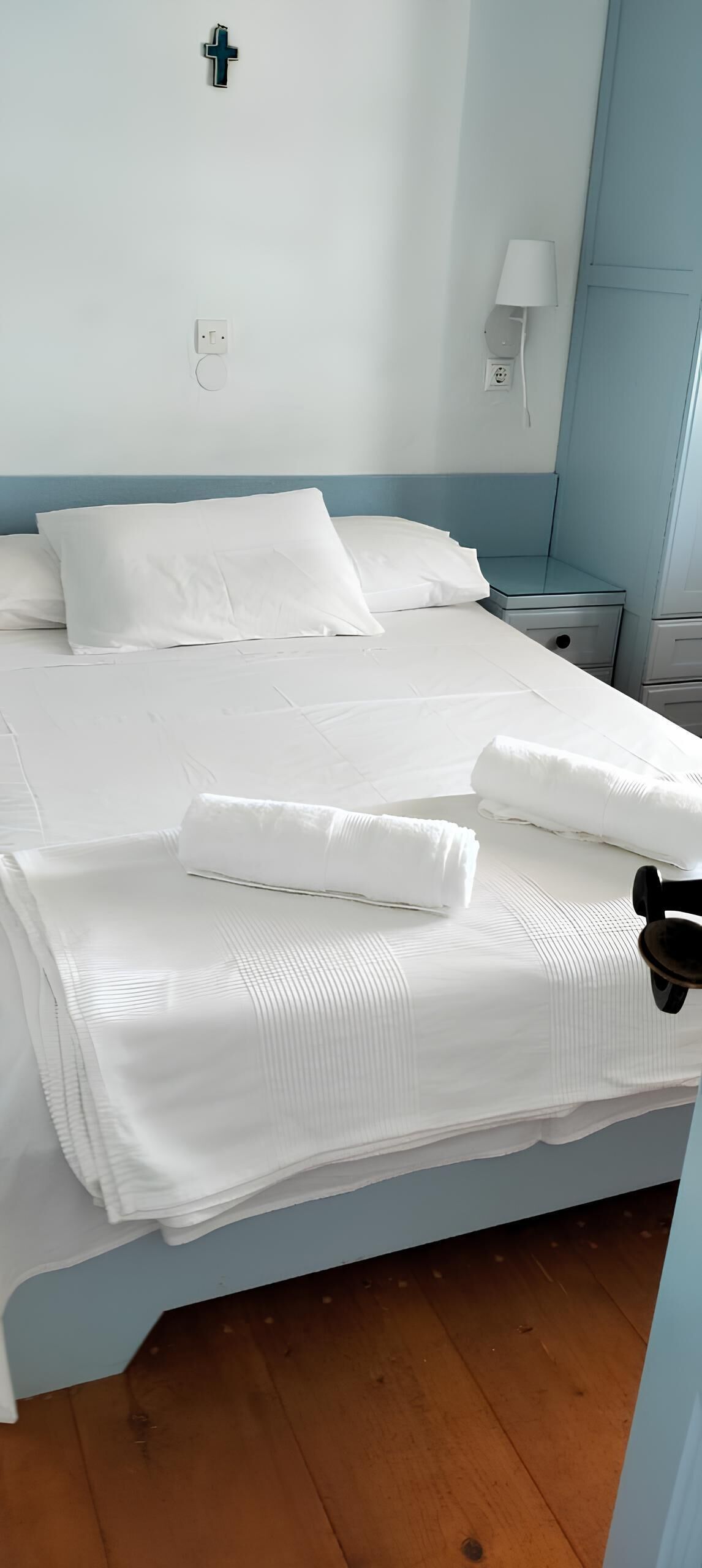 5 bedrooms, iron/ironing board, WiFi (free), bed sheets