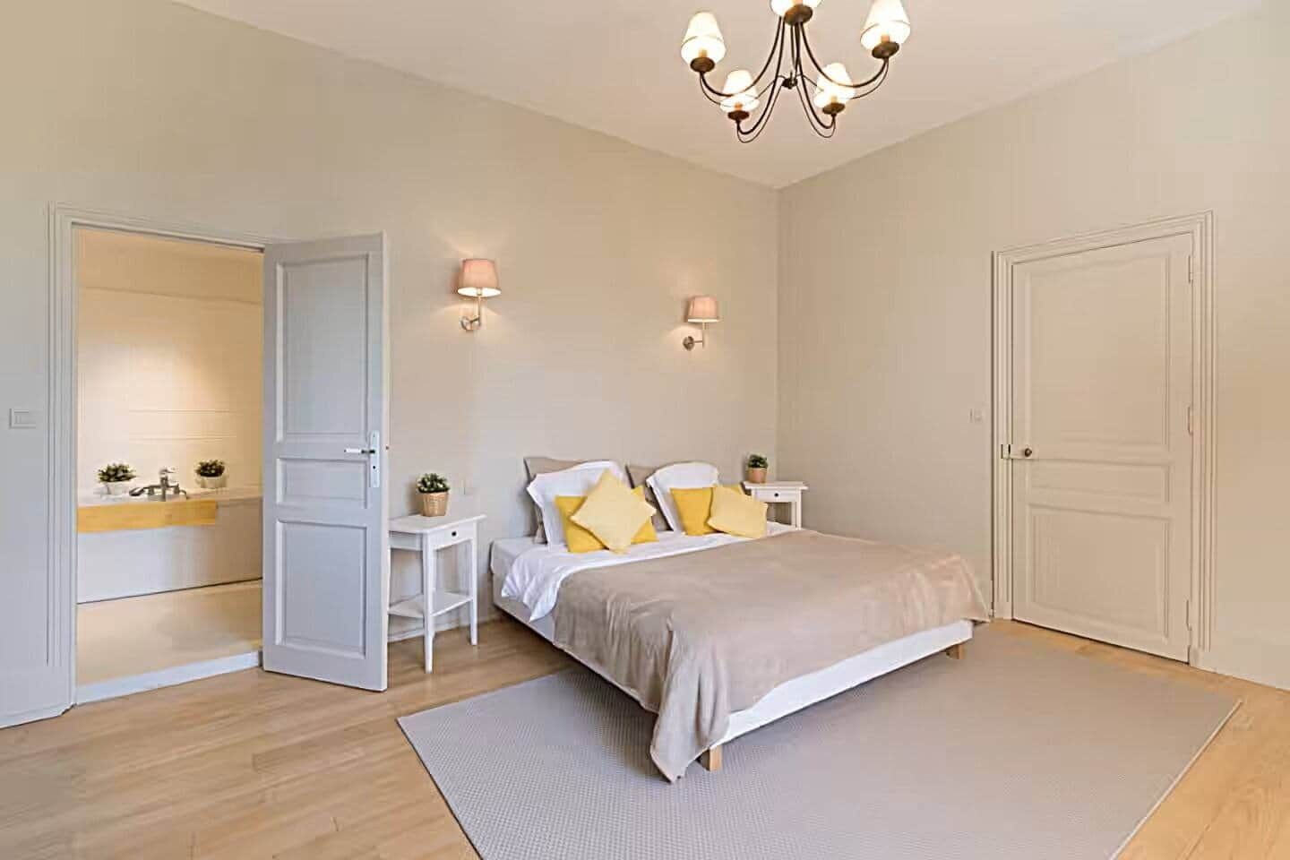 7 bedrooms, iron/ironing board, WiFi, bed sheets