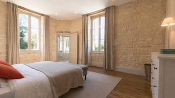 7 bedrooms, iron/ironing board, WiFi, bed sheets