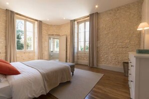 7 bedrooms, iron/ironing board, WiFi, bed sheets - Monciaux Castle Swimming pool and tennis (16/18 people) (Bourrou)