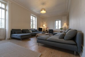 Téléviseur, foyer, table de ping-pong