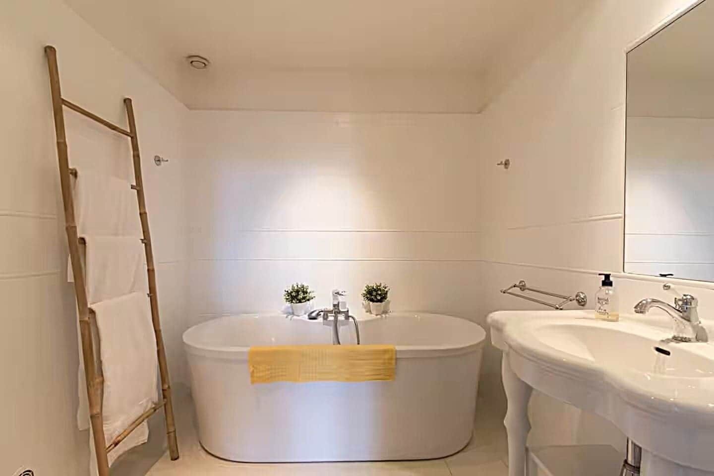 Douche, sèche-cheveux, serviettes fournies