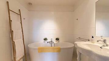 Douche, sèche-cheveux, serviettes fournies