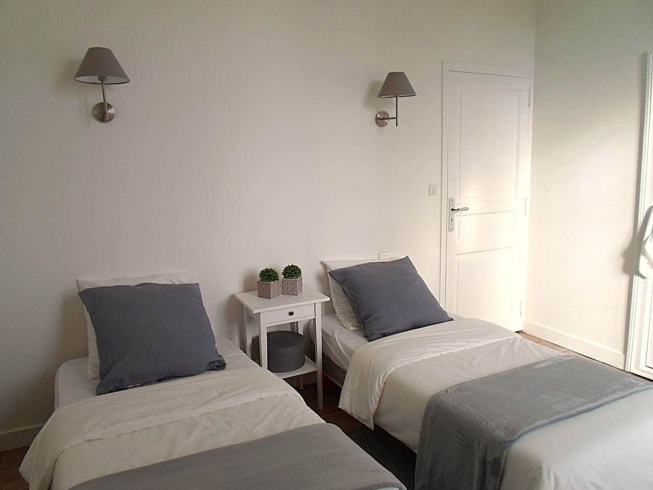 7 chambres, fer et planche à repasser, Wi-Fi, draps fournis