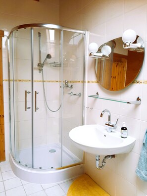 Dusche, Handtücher, Toilettenpapier